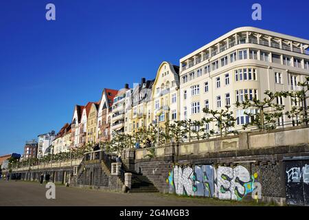 Mannesmannufer am Rhein in Düsseldorf mit schönen Hausfronten. Stockfoto