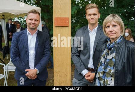 22. Juni 2021, Hessen, Groß-Zimmern: Alexander Bogdonas (l-r), Mike Bogdonas, beide Urenkel von Nikita Larschin, und Luidmilla Bogdonas, Enkelin von Nikita, stehen neben einer Stele mit dem Namensschild des Soldaten Nikita Larschin (30. April 1903 - 10. April 1944) auf dem russischen Friedhof. Eine Gedenkfeier anlässlich des 80. Jahrestages der deutschen Invasion in die Sowjetunion erinnert an die Opfer. Auf einem Friedhof für sowjetische Soldaten und Kriegsgefangene wird eine Gedenktafel enthüllt, die an die fast 400 dort bestatteten sowjetischen Soldaten erinnert. Foto: Andreas Arnold/dp Stockfoto