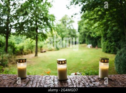 22. Juni 2021, Hessen, Groß-Zimmern: Kerzen stehen auf einem Gedenkstein auf dem russischen Friedhof. Eine Gedenkveranstaltung anlässlich des 80. Jahrestages der deutschen Invasion in die Sowjetunion erinnert an die Opfer. Auf einem Friedhof für sowjetische Soldaten und Kriegsgefangene wird eine Gedenktafel enthüllt, die an die fast 400 dort bestatteten sowjetischen Soldaten erinnert. Foto: Andreas Arnold/dpa Stockfoto