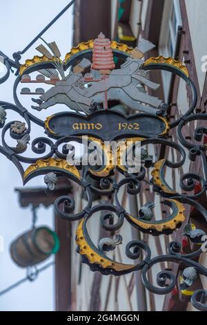 Traditionelles Handwerkszeichen eines Bäckerhandwerks´s historischen Linz an der Rine mit bunten Fachwerkhäusern, Rheinland-Pfalz, Gemrany Stockfoto