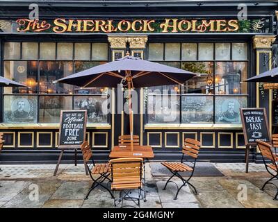 London, Großbritannien. Juni 2021. Der traditionelle Sherlock Holmes Pub mit in der Northumberland St, London, mit Holmes-Erinnerungsstücken, plus Restaurant hat sich als Fußballfreizone deklariert. (Foto von Dave Rushen/SOPA Images/Sipa USA) Quelle: SIPA USA/Alamy Live News Stockfoto