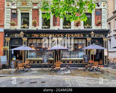 London, Großbritannien. Juni 2021. Der traditionelle Sherlock Holmes Pub mit in der Northumberland St, London, mit Holmes-Erinnerungsstücken, plus Restaurant hat sich als Fußballfreizone deklariert. Kredit: SOPA Images Limited/Alamy Live Nachrichten Stockfoto