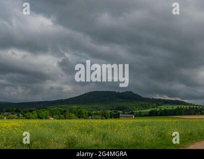 Ostas Hügel in Ostböhmen im Frühling Sommer bewölkt Morgen mit grünen Feldern Stockfoto