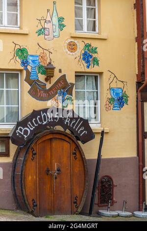 Hauswandmalerei mit lateinischer Inschrift 'in vino veritas' Wahrheit ist im Wein, historisches Linz auf den Rine Häusern, Rheinland-Pfalz, Deutschland Stockfoto