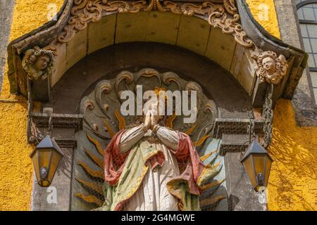 Wandstatue auf einem ehemaligen Kapuzinerkloster, heute Veranstaltungssaal, Historisches Linz an der Rine mit Fachwerkhäusern, Rheinland-Pfalz, Deutschland Stockfoto