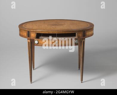 Tisch, oval, mit verschiedenen Holzarten geklebt, auf konischen Beinen mit drei Dreiecken mit Zierleiste verziert. Blatt mit zentralem ovalem Motiv mit Musikinstrumenten. Ovaler Tisch mit Ahorn, Mahagoni und Satinholz auf einem Eichenkern geklebt. Die Möbel ruhen auf vier konischen Beinen, die oben auf drei Dreiecken, einschließlich einer Zierleiste, verziert sind. Die Regel weist vier Fächer auf, über denen eine Zahnliste steht. Das Blatt trägt ein zentrales ovales Motiv mit Musikinstrumenten; das Mittelfeld wird mit zwei Paspeln mit Fischgrätmotiv geschlossen. Dieses Motiv appliziert auch rundum auf den Blattrand. An der Vorderseite i Stockfoto