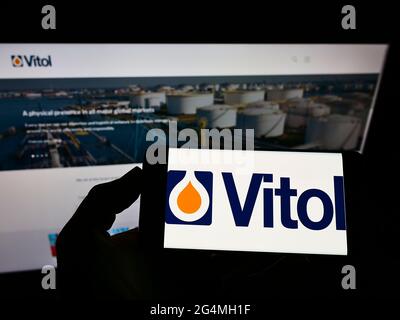 Person, die das Smartphone mit dem Logo der niederländischen Handelsgesellschaft Vitol Holding B.V. auf dem Bildschirm vor der Website hält. Konzentrieren Sie sich auf die Telefonanzeige. Stockfoto