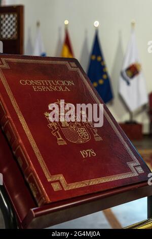 Buchcover der spanischen Verfassung auf einem Pedastel im Rathaus von Adeje, Teneriffa, Kanarische Inseln, Spanien Stockfoto