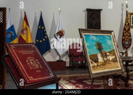 Buchcover der spanischen Verfassung auf einem Pedastel im Rathaus von Adeje, Teneriffa, Kanarische Inseln, Spanien Stockfoto