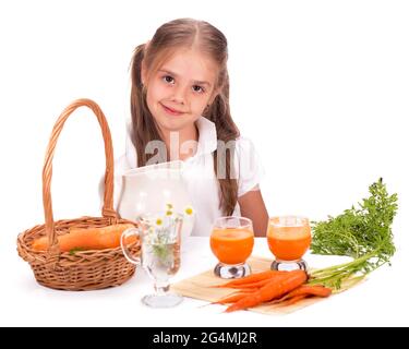 Mädchen und Karottensaft isoliert auf weißem Hintergrund Stockfoto