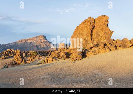 Vulkanlandschaften am Minas de San Jose mit dem Guajara-Berg im Hintergrund, Nationalpark Las Canadas del Teide, Teneriffa, Kanarische Inseln Stockfoto