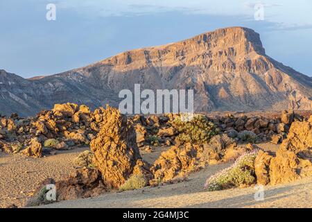 Vulkanlandschaften am Minas de San Jose mit dem Guajara-Berg im Hintergrund, Nationalpark Las Canadas del Teide, Teneriffa, Kanarische Inseln Stockfoto