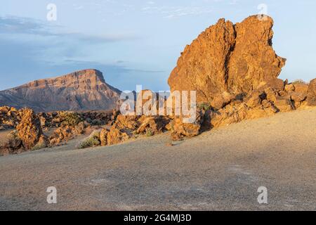 Vulkanlandschaften am Minas de San Jose mit dem Guajara-Berg im Hintergrund, Nationalpark Las Canadas del Teide, Teneriffa, Kanarische Inseln Stockfoto