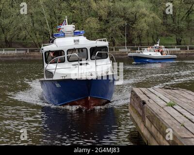 Ein Polizeiboot nähert sich dem Pier.im Frühjahr 2020 wurden aufgrund des Ausbruchs einer neuen Coronavirus-Infektion in Moskau anti-epidemiologische Maßnahmen eingeführt. Ohne unnötige Notwendigkeit wurde den Bürgern geraten, nicht an öffentliche Orte zu gehen, und alle Bewegungen in der Stadt mussten mit medizinischer Schutzausrüstung und mit einem elektronischen Pass durchgeführt werden. Die Durchsetzung restriktiver Maßnahmen auf den Straßen der Stadt wurde von der Polizei und der Nationalgarde überwacht. Flußboote, Drohnen und Ka-226-Hubschrauber wurden eingesetzt, um Übertreter der Beschränkungen zu kontrollieren. (Foto von Mihail Tokma Stockfoto