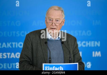 Berlin, Deutschland. Juni 2021. AfD-Fraktionschef Alexander Gauland spricht vor einem Fraktionstreffen mit Pressemitgliedern. Quelle: Felix Schröder/dpa/Alamy Live News Stockfoto