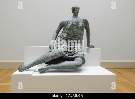 LONDON, VEREINIGTES KÖNIGREICH - 07. Aug 2015: Eine gegossene Bronzeskulptur drapierte sitzende Frau von Henry Moore in der Tate Britain. Stockfoto