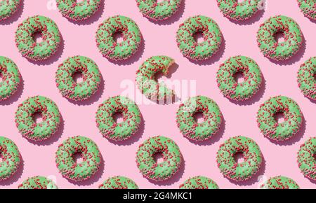 Grünes Donut nahtloses Muster auf rosa Hintergrund.Nahaufnahme. Stockfoto