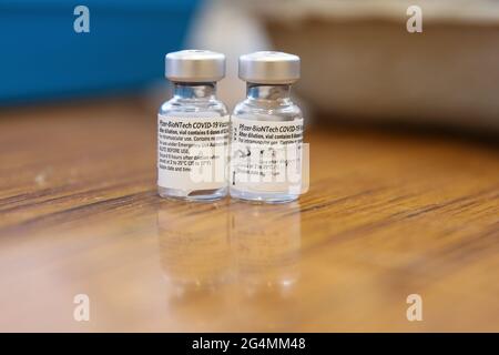 London, Großbritannien. Juni 2021. Pfizer Covid-19-Impfstofffläschchen, die auf einer Tabelle in einem Impfzentrum angezeigt werden. (Foto: Dinendra Haria/SOPA Images/Sipa USA) Quelle: SIPA USA/Alamy Live News Stockfoto
