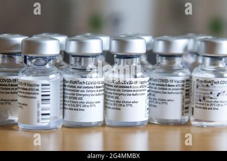 London, Großbritannien. Juni 2021. Pfizer Covid-19-Impfstofffläschchen, die auf einer Tabelle in einem Impfzentrum angezeigt werden. Quelle: Dinendra Haria/SOPA Images/ZUMA Wire/Alamy Live News Stockfoto