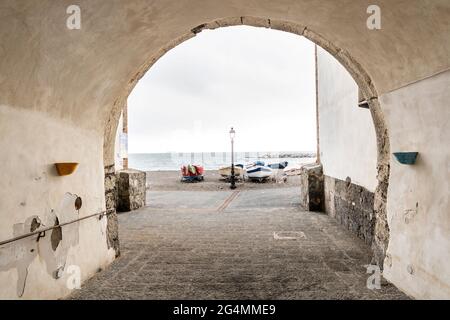 Blick auf den kleinen Fischerhafen in Atrani, Amalfiküste, Kampanien, Italien, Stockfoto