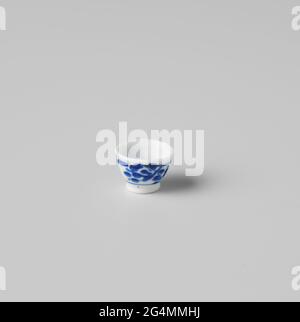 Schale, weiß, blau lackiert. Schale aus Milchglas mit blauer E-Mail-Farbe bemalt. Imitation chinesisches blaues Porzellan. Stockfoto