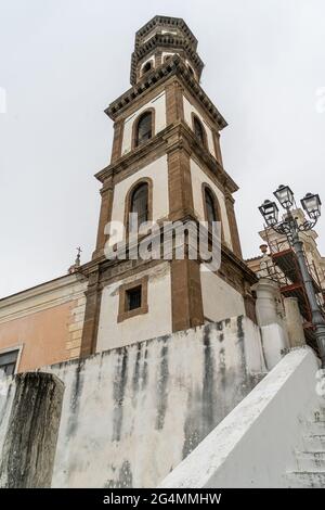 Glockenturm der Stiftskirche Santa Maria Maddalena Penitente in Atrani, Amalfiküste, Kampanien, Italien. Stockfoto