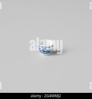 Schale, weiß, blau lackiert. Schale aus Milchglas mit blauer E-Mail-Farbe bemalt. Imitation chinesisches blaues Porzellan. Stockfoto