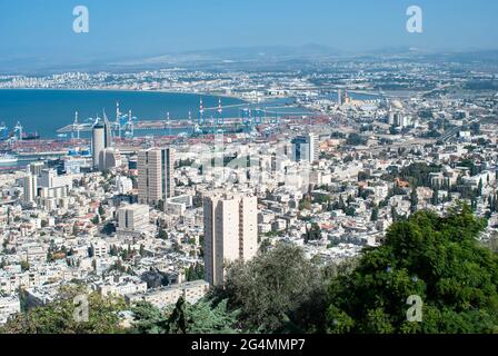 Frachtschiffe das ganze Jahr über. Es ist der größte internationale Seehafen in Israel Stockfoto