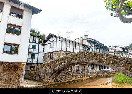 Eine Brücke über den Fluss der Gemeinde EA in der Nähe von Lekeitio, Golf von Biskaya im Kantabrischen Meer. Baskenland Stockfoto