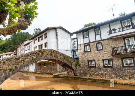 Eine Brücke über den Fluss der Gemeinde EA in der Nähe von Lekeitio, Golf von Biskaya im Kantabrischen Meer. Baskenland Stockfoto