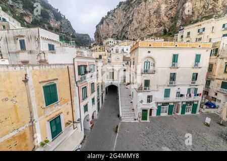 Atrani, Amalfiküste, Kampanien, Italien, Februar 2020: Blick auf den Hauptplatz von Atrani, der kleinsten Stadt Italiens an der Amalfiküste Stockfoto