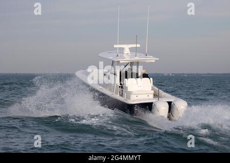 Ein Schiff mit Mittelkonsole, das auf einem See davonraste. Stockfoto