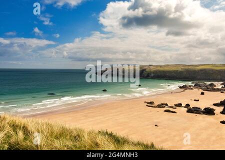 DURNESS SUTHERLAND SCOTLAND SANGOMORE SANGO BAY EIN FRÜHER SOMMERMORGEN EIN SANDSTRAND DAS BLAUGRÜNE MEER Stockfoto