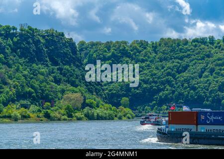 Binnenschifffahrt am legendären Loreley Rock am Rhein km555, UpperMittelrheintal, UNESCO-Weltkulturerbe, Rheinland-Pfalz, Deutschland Stockfoto