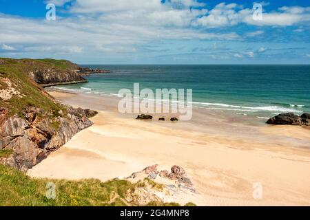 DURNESS SUTHERLAND SCOTLAND SANGOMORE SANGO BAY IM FRÜHSOMMER EIN SANDSTRAND UND BLAUGRÜNES MEER Stockfoto