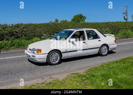 1989 80er Jahre weißer Ford Sapphire GH 1, 4dr Limousine auf dem Weg zur Capesthorne Hall classic May Car Show, Ceshire, UK Stockfoto