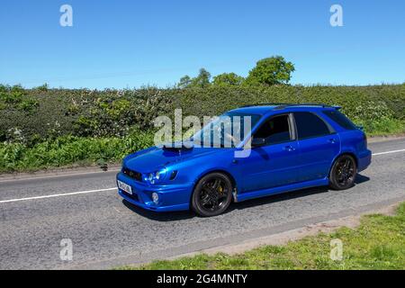 2002, blauer Custom Subaru Impreza 1994cc 4dr Benzin-Roadster auf dem Weg zur Capesthorne Hall classic May Car Show, Ceshire, UK Stockfoto