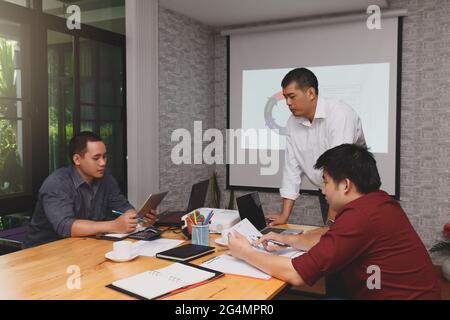 Business Team treffen und diskutieren Projekt planen. Unternehmer gemeinsam diskutieren im Tagungsraum. Professionelle Anleger arbeiten mit Business Projek Stockfoto