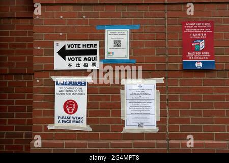 Schilder vor einem Wahllokal am Primary Election Day in New York City wurden auf Englisch, Spanisch und Chinesisch verfasst. 22. Juni 2021 Stockfoto