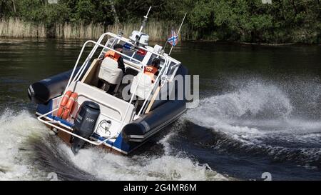 11. Mai 2020, Moskau, Russland: Eine scharfe Wendung des Rosgvardia-Bootes im Wassergebiet des Flusses Moskau im Frühjahr 2020 wurden aufgrund des Ausbruchs einer neuen Coronavirus-Infektion in Moskau anti-epidemiologische Maßnahmen eingeführt. Ohne unnötige Notwendigkeit wurde den Bürgern geraten, nicht an öffentliche Orte zu gehen, und alle Bewegungen in der Stadt mussten mit medizinischer Schutzausrüstung und mit einem elektronischen Pass durchgeführt werden. Die Durchsetzung restriktiver Maßnahmen auf den Straßen der Stadt wurde von der Polizei und der Nationalgarde überwacht. Flussboote, Drohnen und Ka-226 Hubschrauber waren Stockfoto