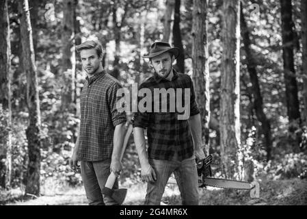 Gemeinsam den Sommer genießen. brennholz für Picknick-Lagerfeuer suchen. Überleben in der wilden Natur. Mensch und Natur. Männer wandern im Wald. Wilderer im Wald Stockfoto