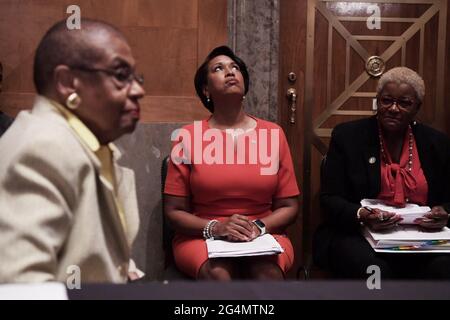 Washington, District of Columbia, USA. Juni 2021. Die Kongressabgeordnete ELEANOR HOLMES NORTON (D-DC) (links) und der Bürgermeister von DC, MURIEL BOWSER (Mitte), während einer Anhörung über Examine DC Staatlichkeit, heute am 22. Juni 2021 im Dirksen Senat/Capitol Hill in Washington DC, USA. Quelle: Lenin Nolly/ZUMA Wire/Alamy Live News Stockfoto