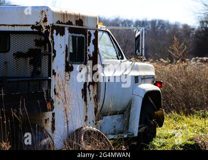 Ein rostfreier LKW auf dem Grundstück einer verlassenen Fabrik. Stockfoto