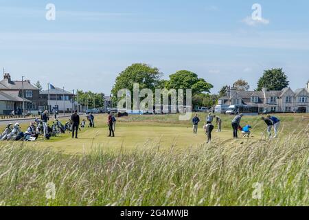 Montrose, Angus, Schottland, Großbritannien, 22. Juni 2021: In dieser Woche findet die PGA Europro Tour - The Eagle Orchid Scottish Masters - im Montrose Golf Links statt. Spielen auf dem fünftältesten Golfplatz der Welt. (Kurs 1562) heute nahmen die Profis an der Pro-am-Veranstaltung Teil, mit dem Hauptturnier, das morgen beginnt, mit dem ersten Abschlag um 0630 Uhr, werden die Profis um einen Anteil des £49,235 Preisfonds spielen. (Credit-Barry Nixon/Alamy Live News) Stockfoto