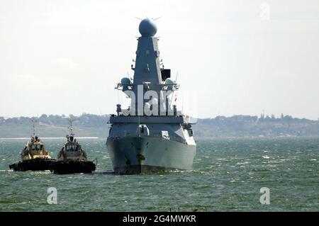 Nicht exklusiv: ODESA, UKRAINE - 18. JUNI 2021 - HMS Defender (D36) der Royal Navy kommt im Hafen von Odesa, Südukraine. Stockfoto