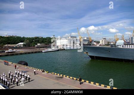 Non Exclusive: ODESA, UKRAINE - 18. JUNI 2021 - EINE Blaskapelle begrüßt ein Schiff im Hafen von Odesa, Südukraine. Stockfoto