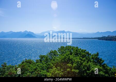 Blick auf das mittelmeer vor der Kulisse des hohen taurusgebirges Stockfoto