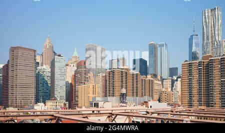 Skyline von Manhattan von der Brooklyn Bridge aus gesehen, New York City, USA. Stockfoto