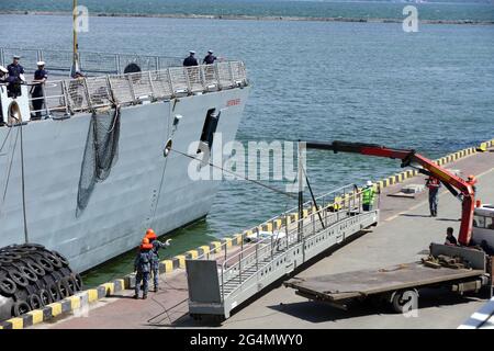 Nicht exklusiv: ODESA, UKRAINE - 18. JUNI 2021 - HMS Defender (D36) der Royal Navy kommt im Hafen von Odesa, Südukraine. Stockfoto