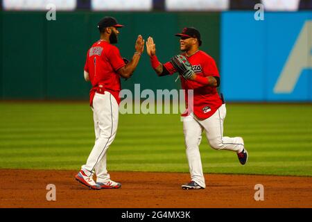 Harold Ramirez (40), Outfielder der Cleveland Indians, feiert am Montag, Ju, einen Teamsieg bei einem regulären MLB-Saisonspiel gegen die Baltimore Orioles Stockfoto